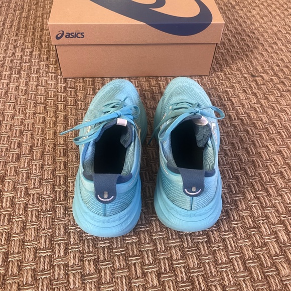 Asics Women's Gel Nimbus 27 Running Shoes - Picture 11 of 15